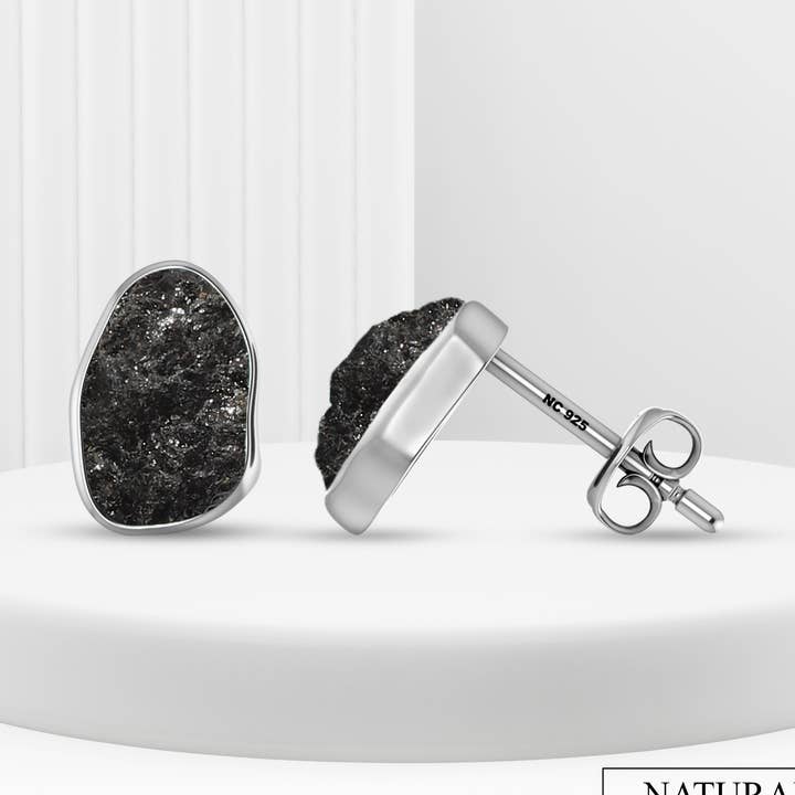 Naturliga grova shungitörhängen i 925 silver för wholesale av Nature Crafts