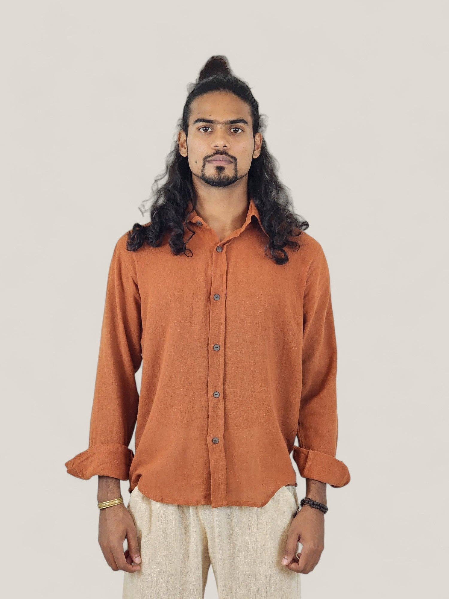 Sacred Ceremony – Großhandel Hemd mit Button-down-Kragen – Herren – Orangefarbenes Langarmshirt aus Bio-Baumwolle für Herren1
