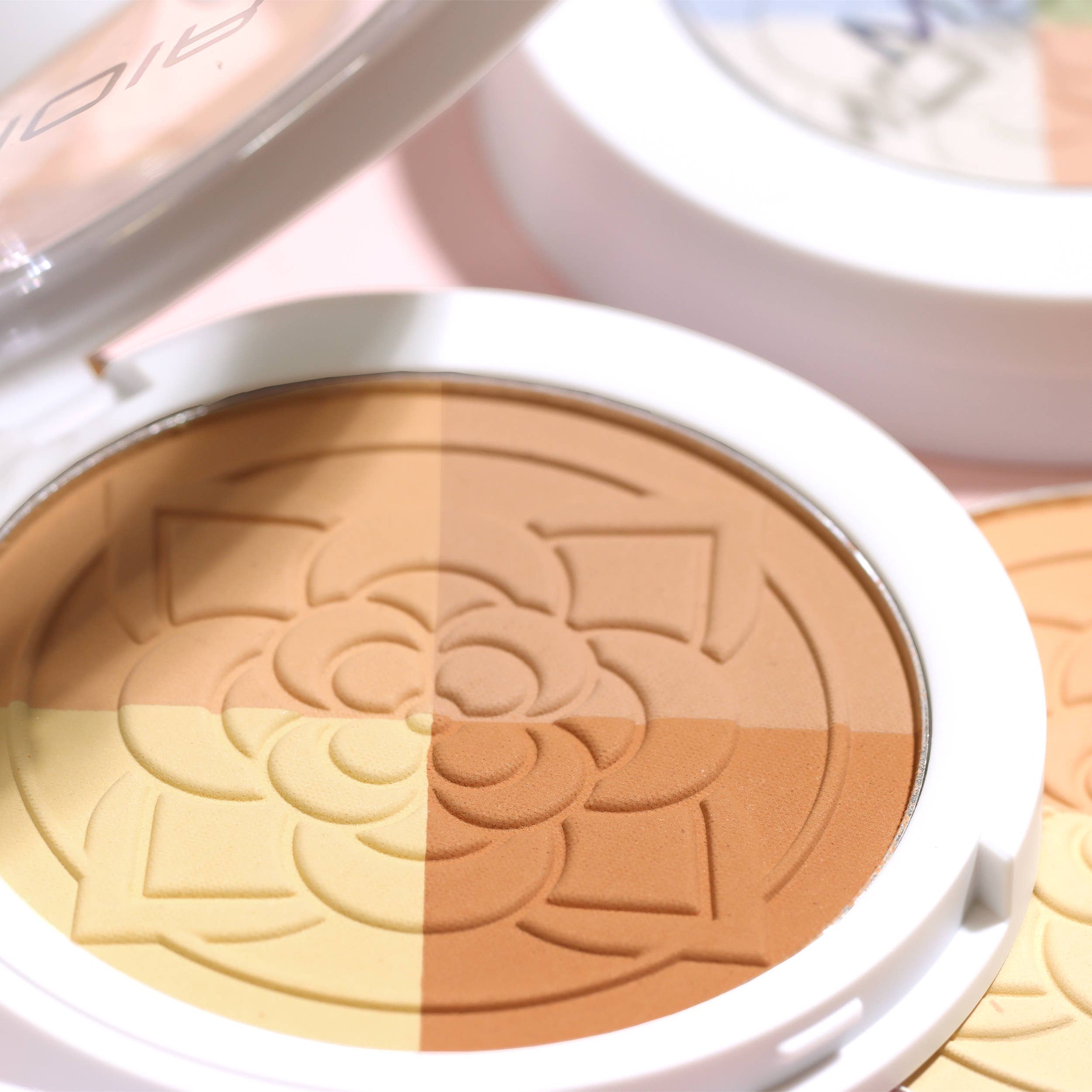 Moira Cosmetics - Wholesale Makeup Setting Spray/Powder - Set & Correct Finishing Powder - 3001