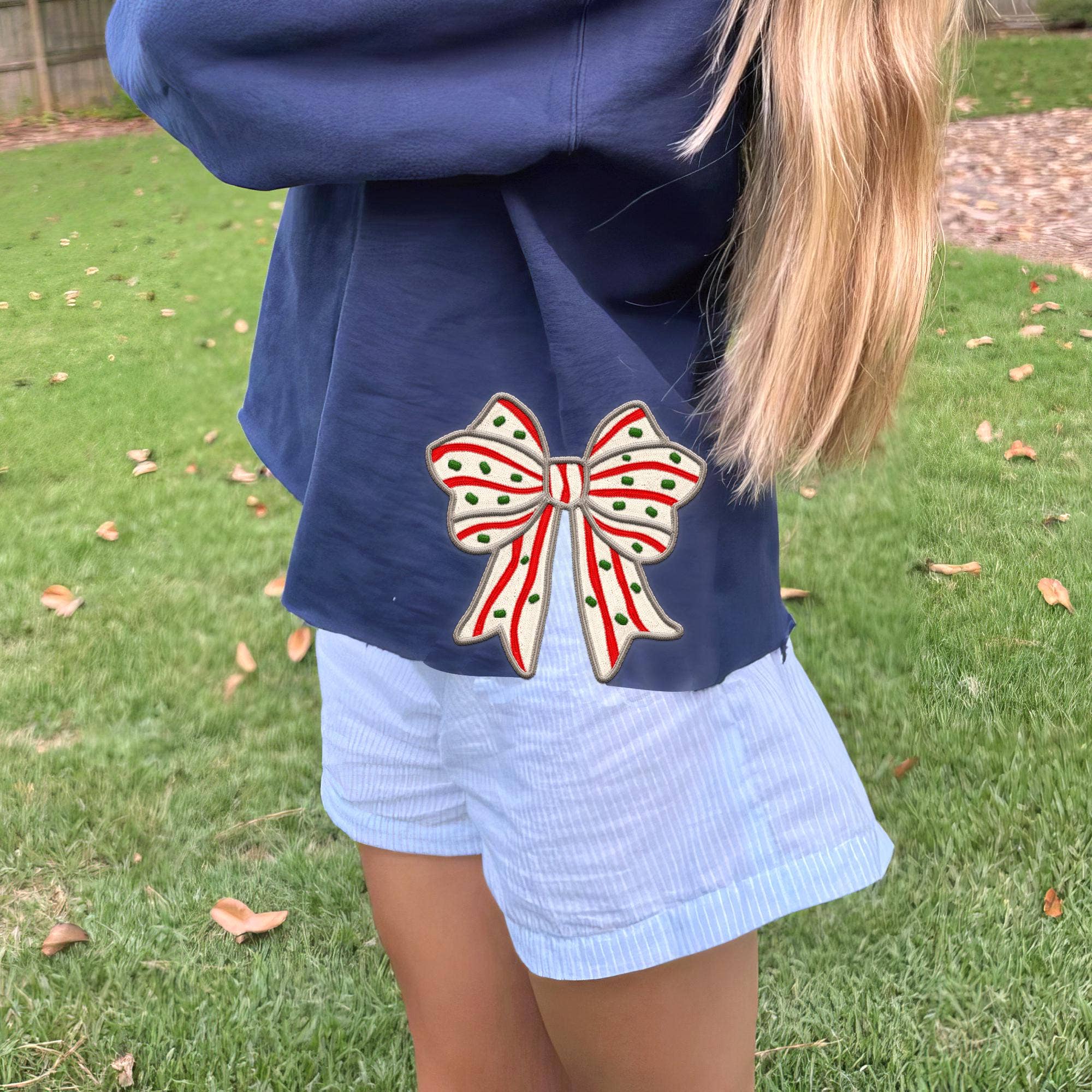 NVC Ecommerce LLC - Vendita all'ingrosso Felpa stampata - Donna - Fiocco natalizio rosso e verde, felpa con fiocco laterale ricamato3