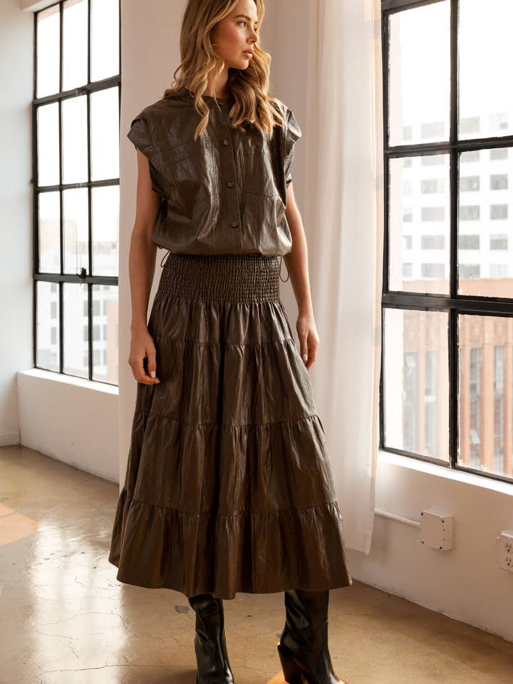 Lorena Skinnkjol med Volanger för wholesale av Joh Apparel