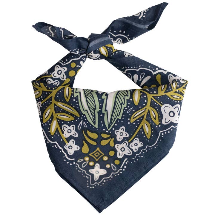 Handker Bandanas – Großhandel Bandana – Damen – No. 017 Amelia Bandana mit blauem Grund und gold-grünem Blumenmuster2