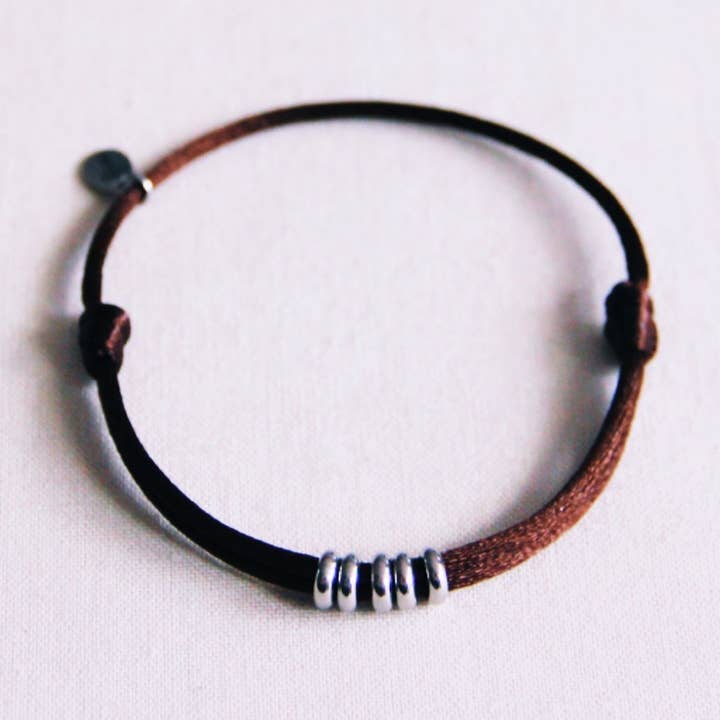 Satinarmband mit Ringen – dunkelbraun/silber für den Großhandel von Bazou