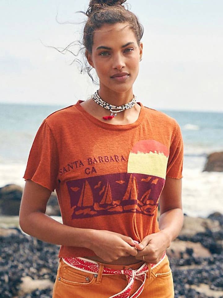 Gesticktes Santa Barbara Cropped Tee | Terrakotta für den Großhandel von Banner Day