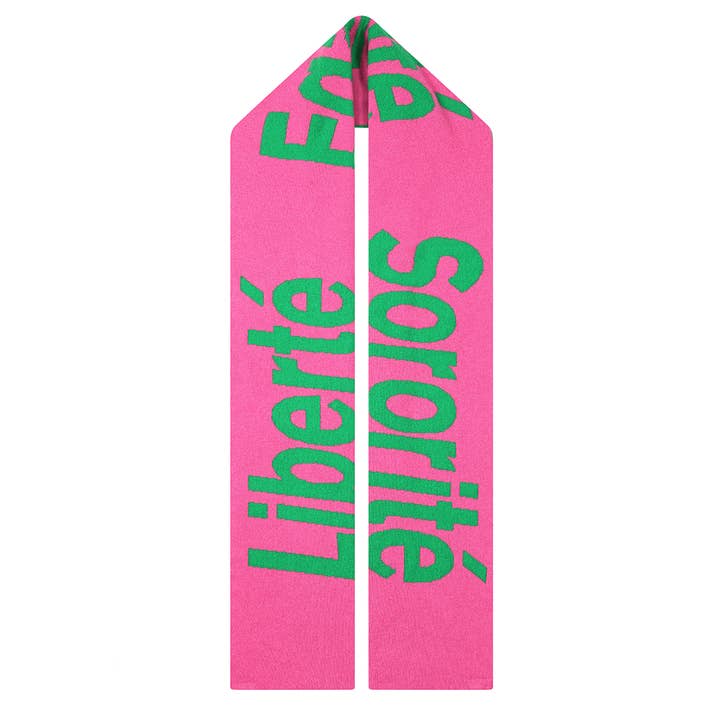 Écharpe à slogan féministe en laine d'agneau "Liberté Égalité Sororité" en rose bubblegum et vert Kelly. pour la vente par Black & Beech