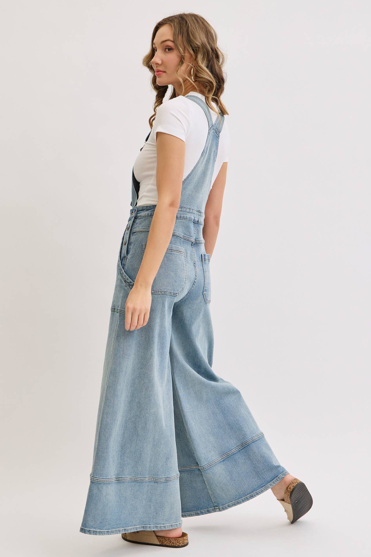 DENIMBLAUW DENIM OVERALL MET WIJDE PIJPEN voor groothandel op Faire14