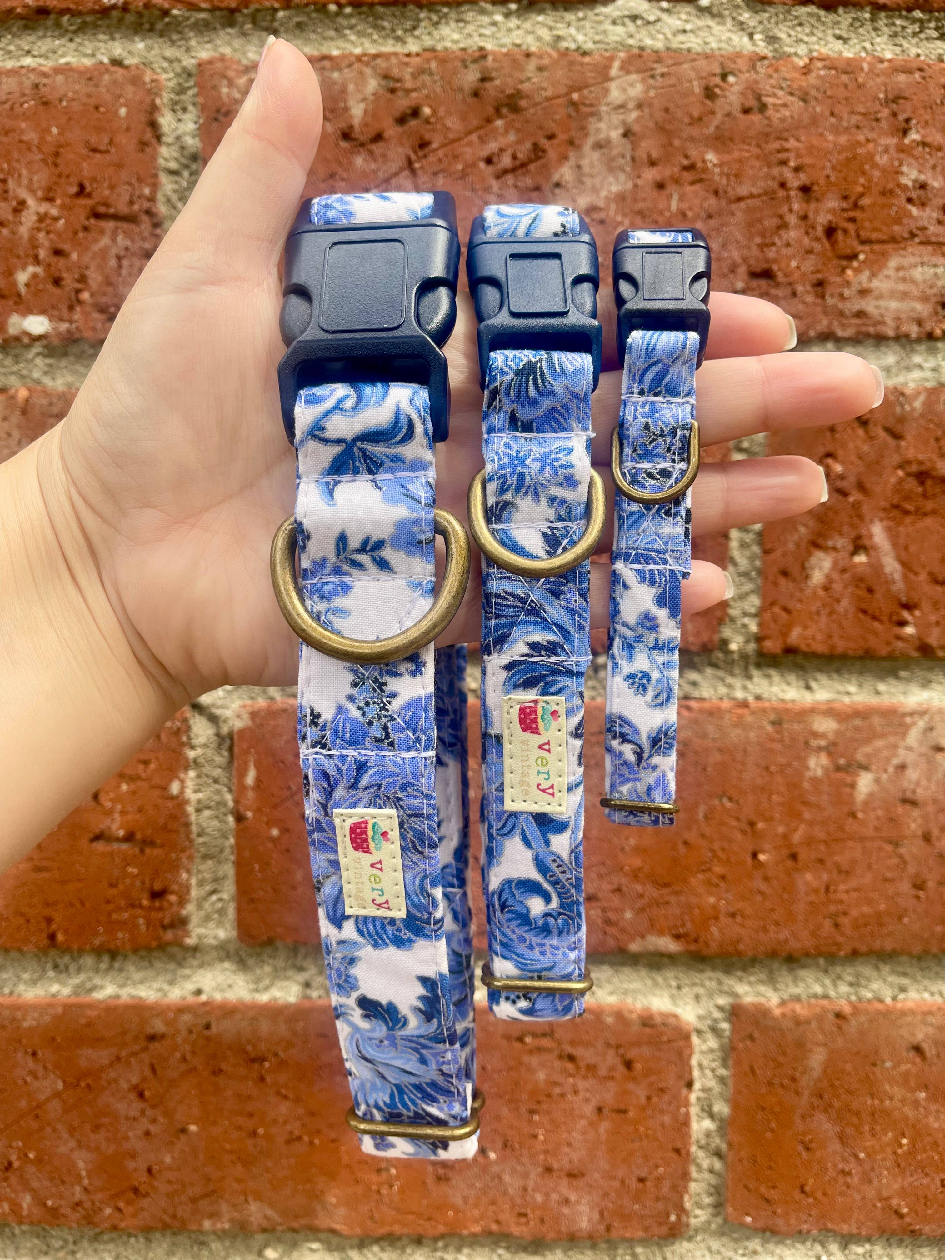 Very Vintage Designs - Vendita all'ingrosso Collare - Cani e gatti - Collare per Cane Blu Stile Vintage Floreale Royalcore Fatto a Mano USA2