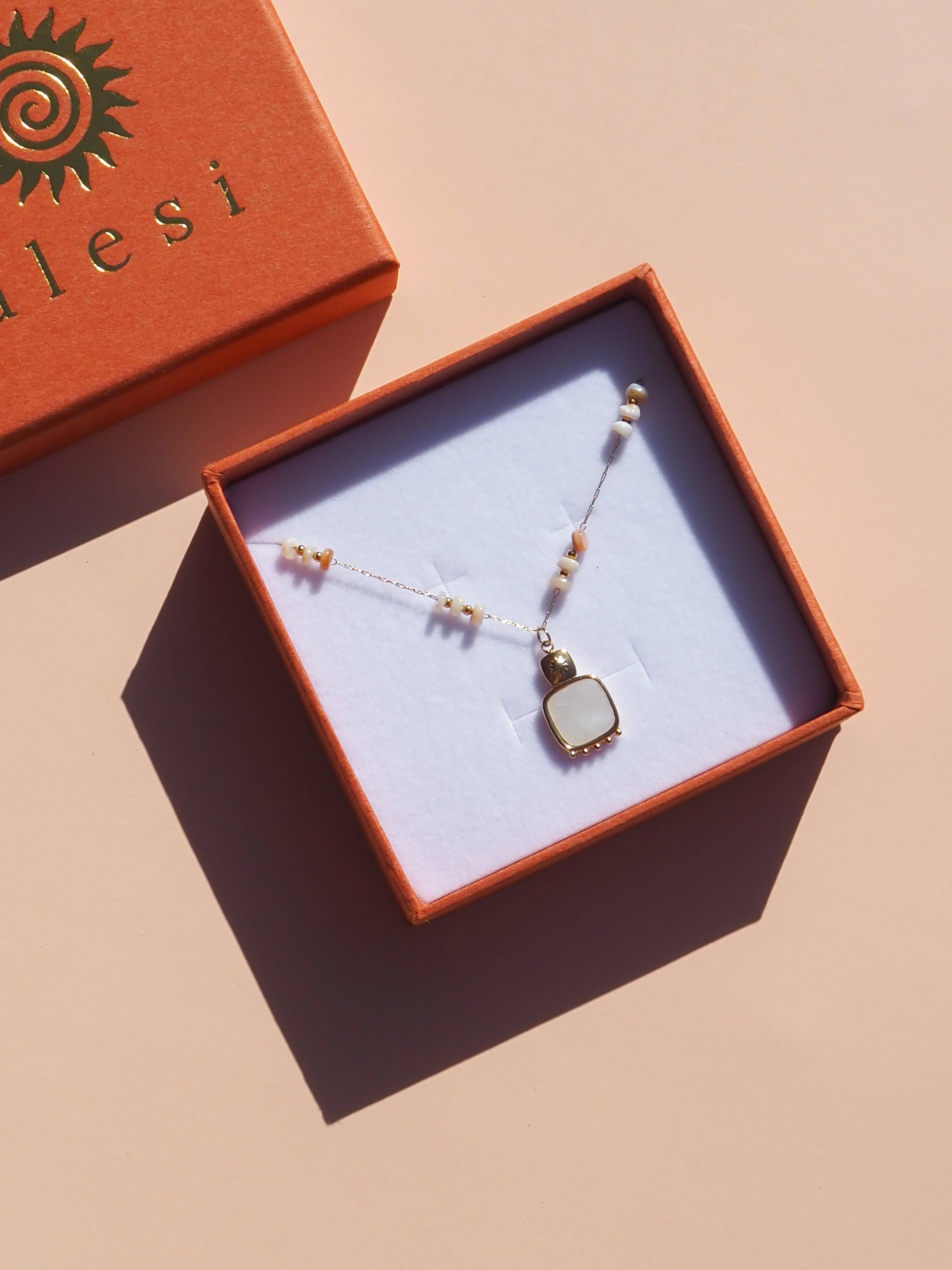 Alesi Jewellery - Wholesale Pendant/charm necklace - Mother of Pearl Necklace Boho Charm 18K Gold