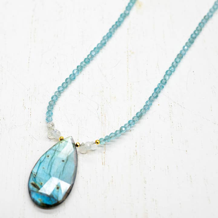 Collar con colgante en forma de lágrima de labradorita y calcedonia para venta al por mayor de Susan Roberts Jewelry