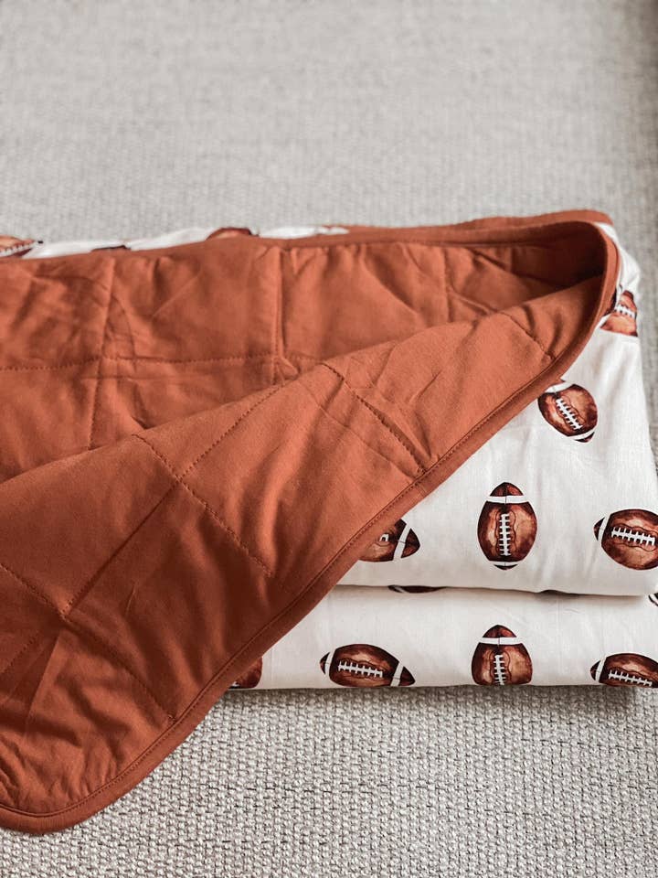 Couverture matelassée en bambou avec motif de football - 1,0 Tog pour la vente par Little Joy Co.