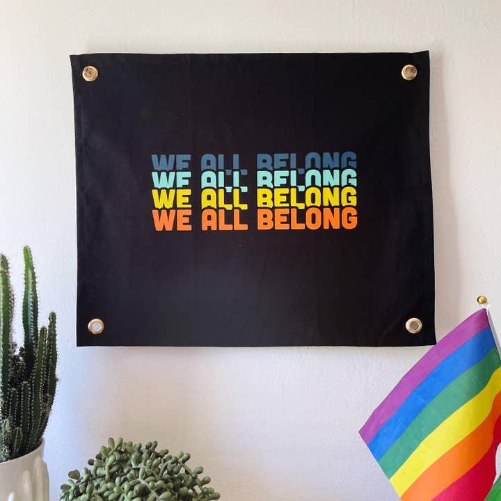 WE ALL BELONG - Grandes bannières en toile pour la vente par Savage Seeds