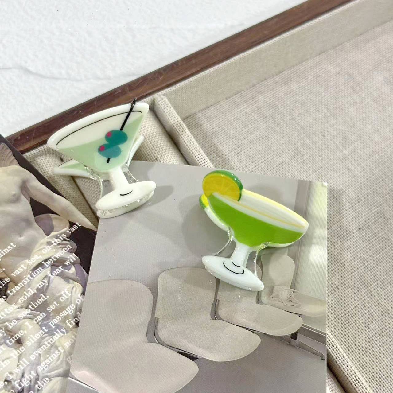 SoapElenGlen – Großhandel Haarclip – Damen – Handbemalte weinglasförmige Acryl-Mini-Haarspange5