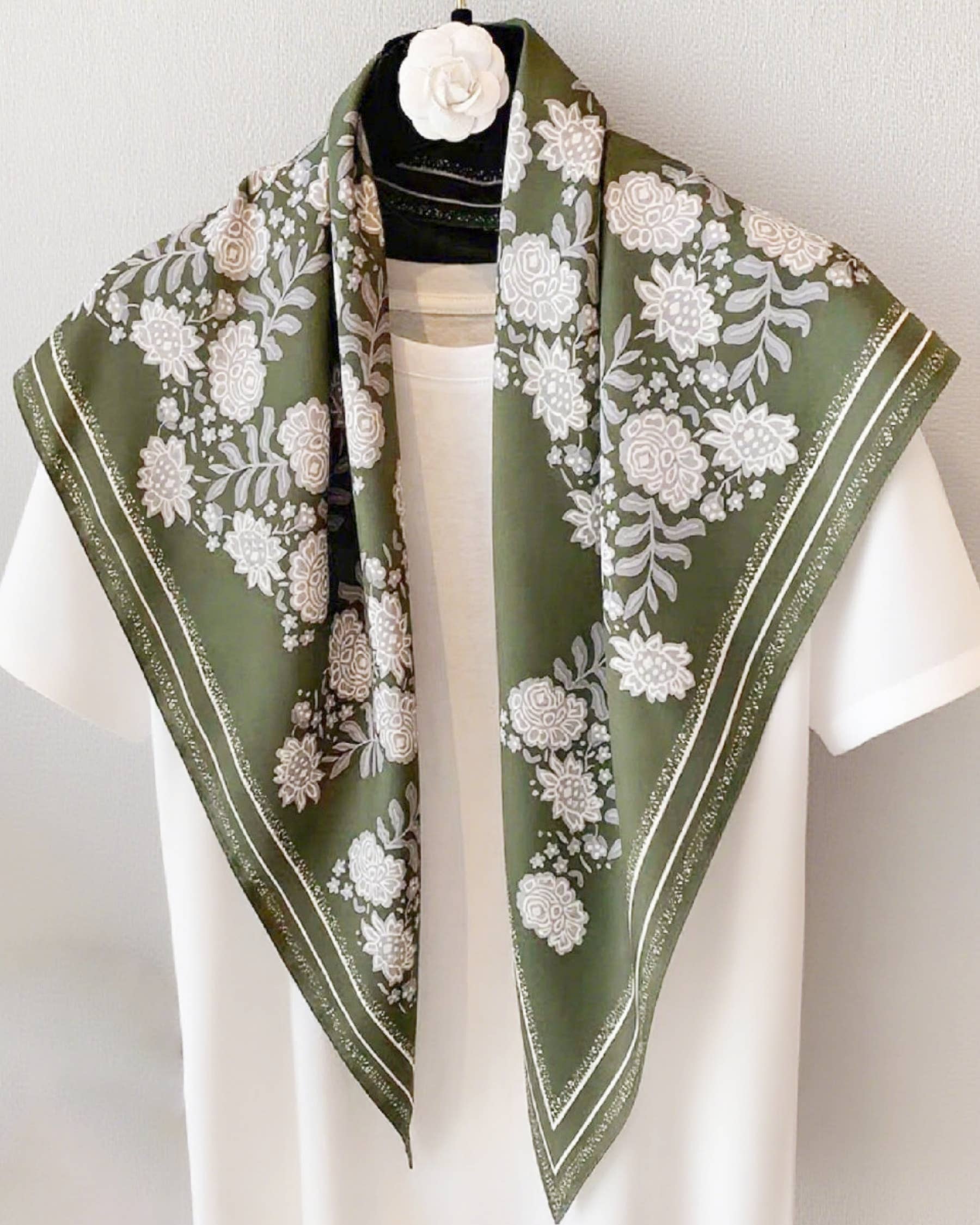 JC Sunny Fashion – wholesale Scarf – Women's – JC023328T Printed Triangle Scarf – Bandana Style Wrap / Shawl2