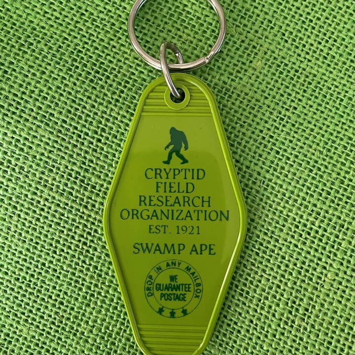 Motellnyckelbricka - Kryptidfältforskningsorganisation (Träskapa) för wholesale av The 3 Sisters Design Co.
