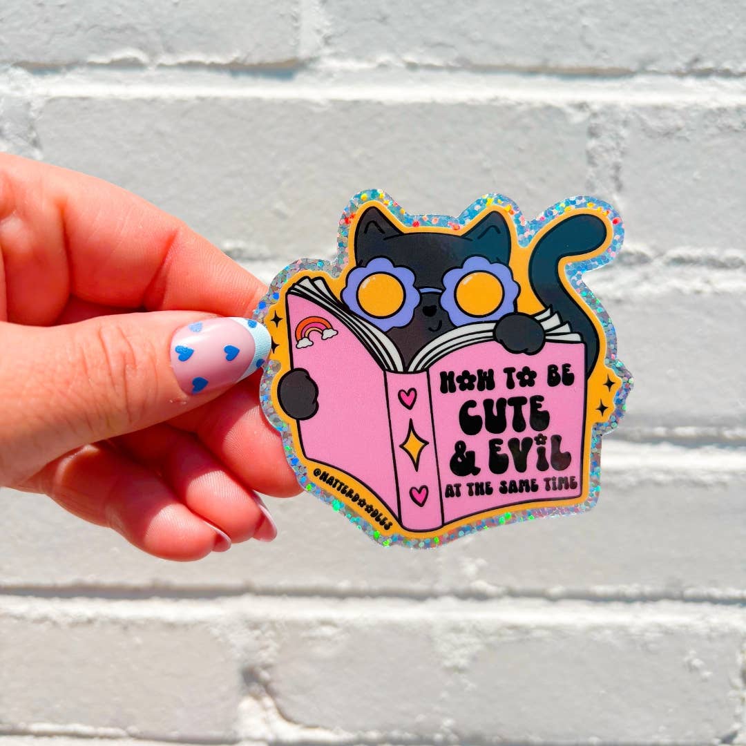 NatterDoodle - Vendita all'ingrosso Adesivo - Adesivo Libro da Leggere Gatto: Come Essere Carino e Malvagio allo Stesso Tempo1