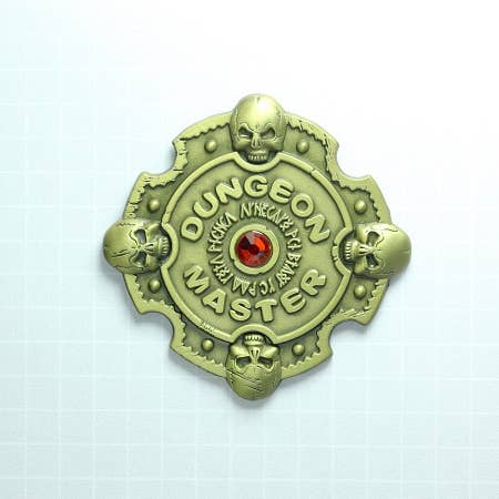 1980who - Venta al por mayor Botón/prendedor - Alfiler Dungeon Master de bronce envejecido con piedra roja esmaltada D&D