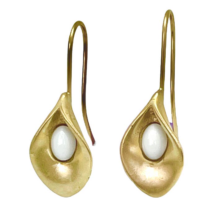 Orecchino lungo a fiore tipo calla con cristallo opale bianco in dorato per la vendita all'ingrosso da parte di Gloria Mago