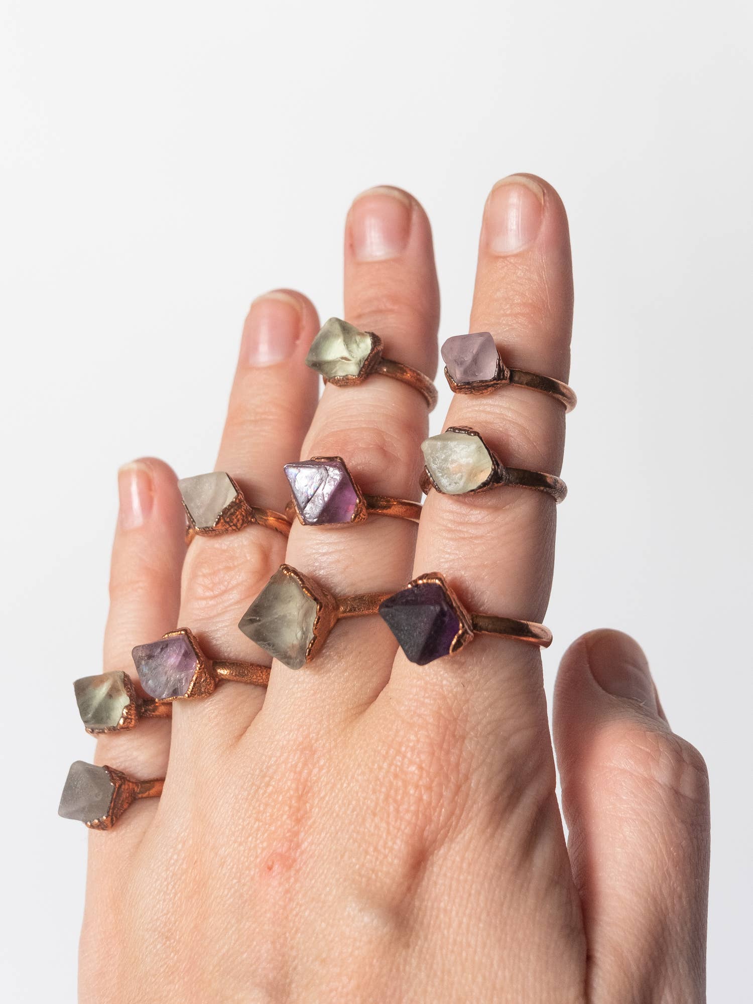 The Cyprus Cabinet - Venta al por mayor Anillos solitarios - Anillo Apilable de Cristal de Fluorita | Cobre Reciclado1