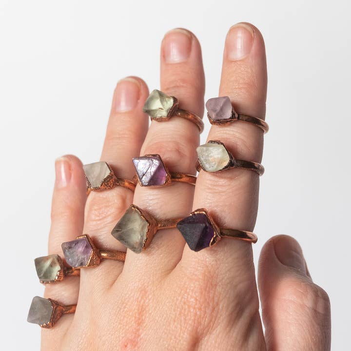 The Cyprus Cabinet - Vente Solitaire - Bague Empilable en Cristal de Fluorite | Cuivre Recyclé1