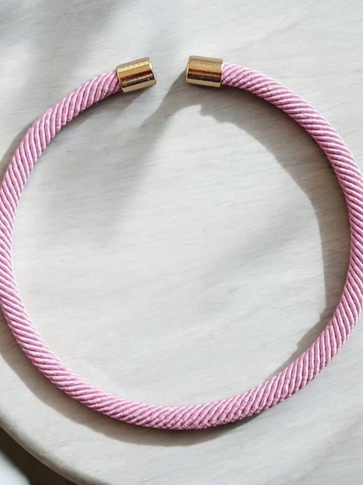 Bracelet Manchette en Laiton Enveloppé de Corde Rose Ajustable pour la vente par GentrybyJenna