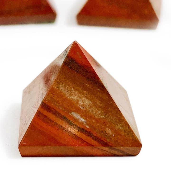 Rode Jaspis Kleine Kristallen Piramide Aardende Steen voor wholesale door Rock Paradise