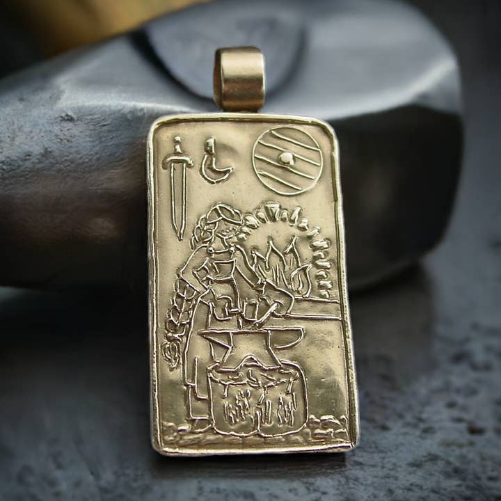 Pendentif Brigid - Déesse celtique pour la vente par Vis a Vis Jewelry