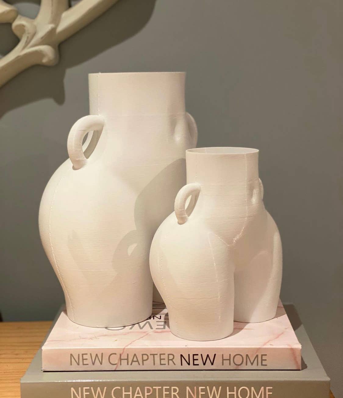 NewChapterNewHome – Großhandel Vasen – 16 cm Vase mit „Love Handles“ | Vase mit Hüftgriff | Verspielte „Po“-Vase1