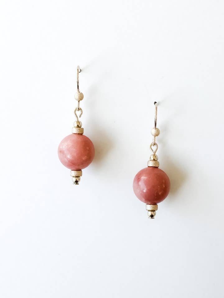 Lantern Drop | Natürlicher rosafarbener Opal | Goldgefüllte Ohrringe | A für den Großhandel von Aves + Brit | Handmade Midwest Modern Jewelry