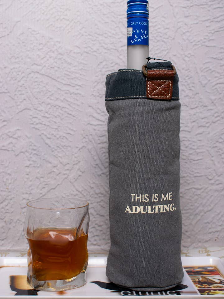 Dies ist eine Upcycling-Canvas-Weintasche für Erwachsene. für den Großhandel von Mona B.