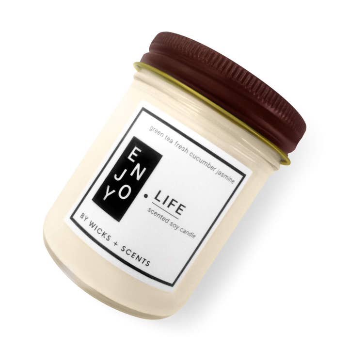 CANDELA CON CITAZIONE: ENJOY LIFE (8 OZ) - NUOVO PRODOTTO per la vendita all'ingrosso da parte di Wicks + Scents