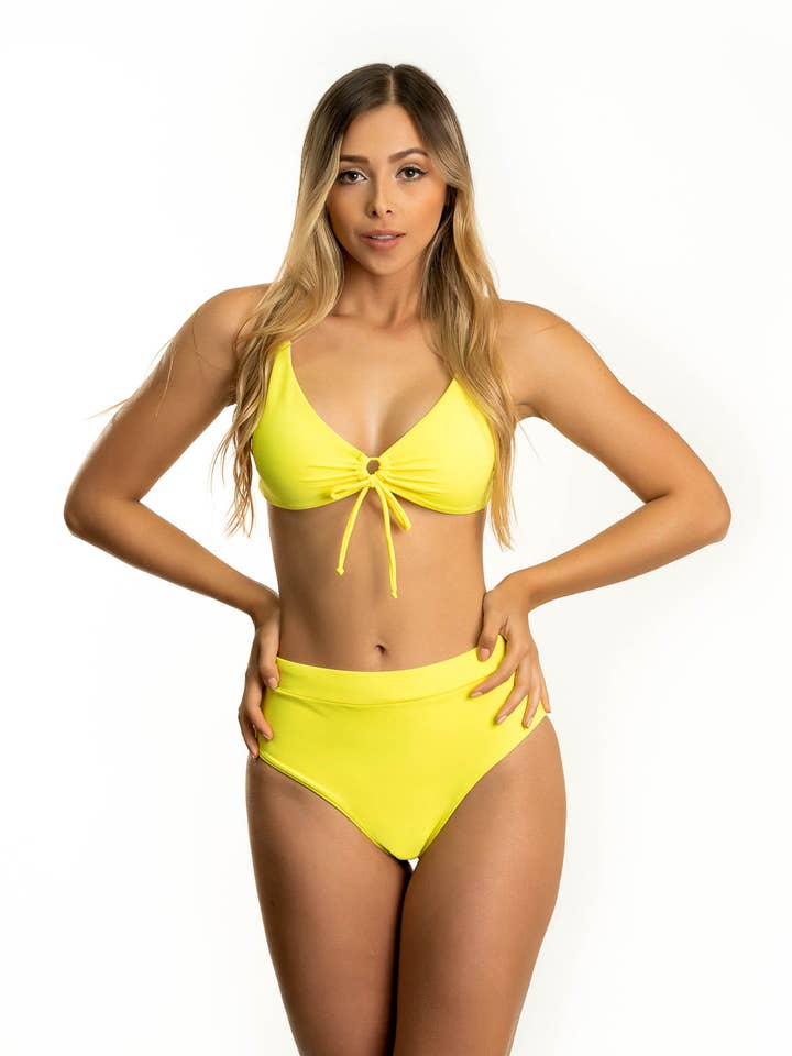 Ensemble de pièces individuelles à nouer avec un haut basique jaune fluo pour la vente par Mombora