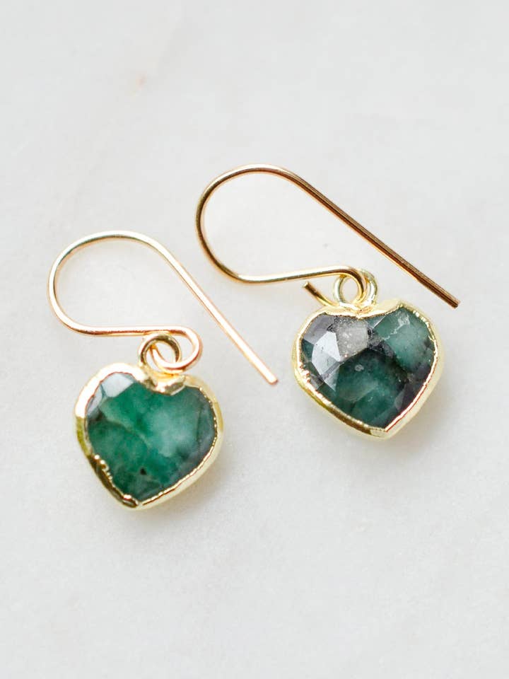 Rå smaragd hjerte øreringe for engroshandel hos GEMNIA