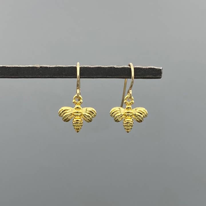 Orecchini pendenti con ape per la vendita all'ingrosso da parte di Something Silver