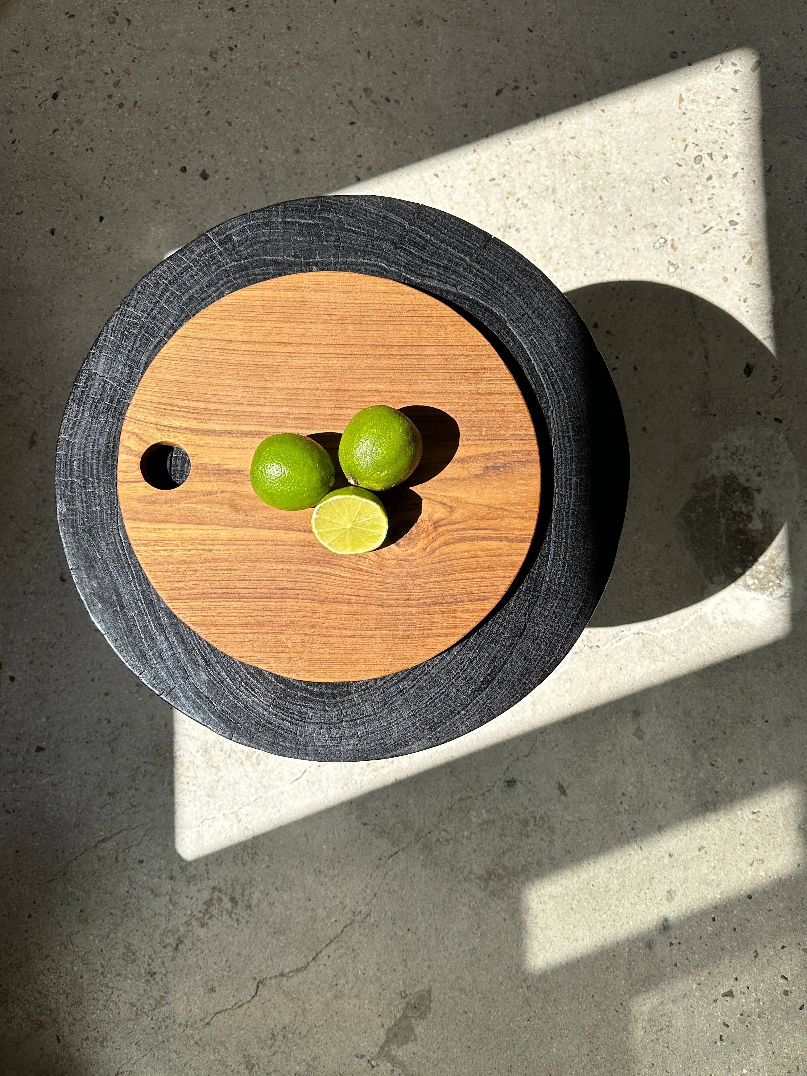 Office Objets – wholesale Skärbräda – Rund skärbräda i urholkad teak D:30109