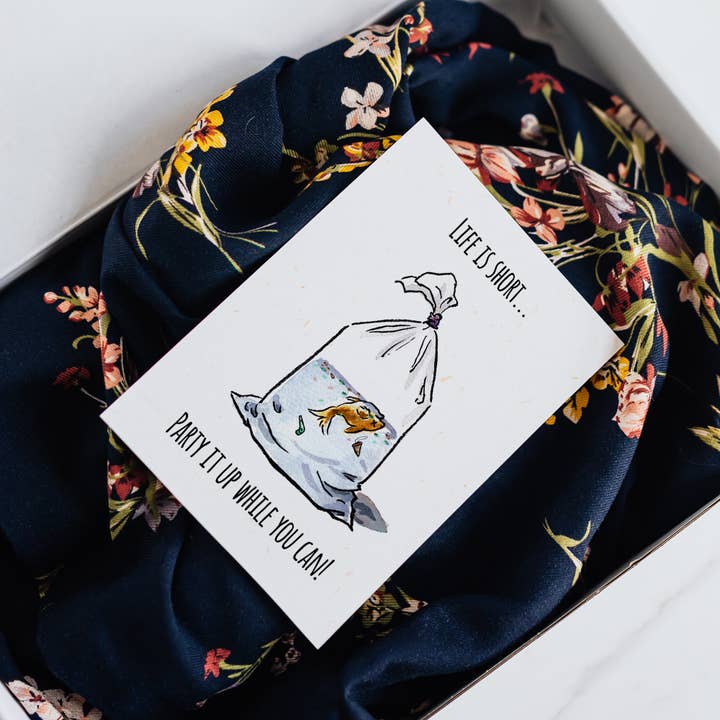 Aaron Millard Illustration - Vendita all'ingrosso Biglietti di auguri - «Life is Short» — Divertente biglietto di compleanno esistenziale in stile dark humor2