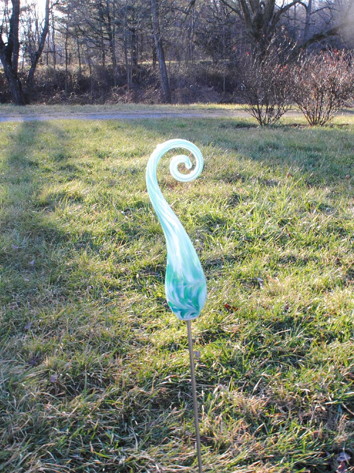 Kleine Bogengartenskulptur - Jade für den Großhandel von WGK Glass Art Inc