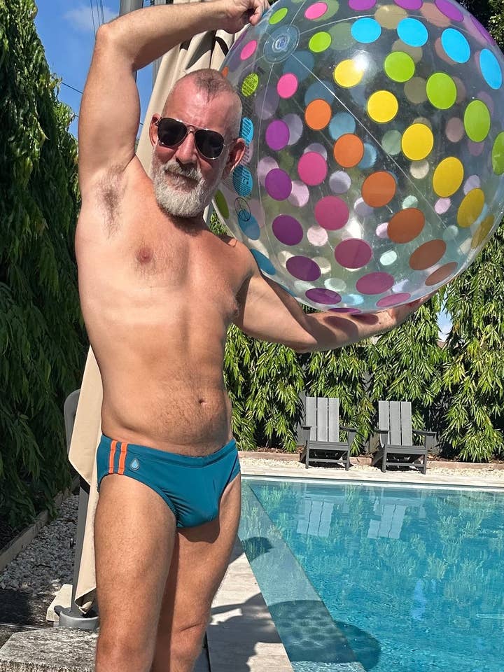 Slip de course bleu marine à rayures oranges et cordon de serrage intérieur orange pour la vente par Gett Wett