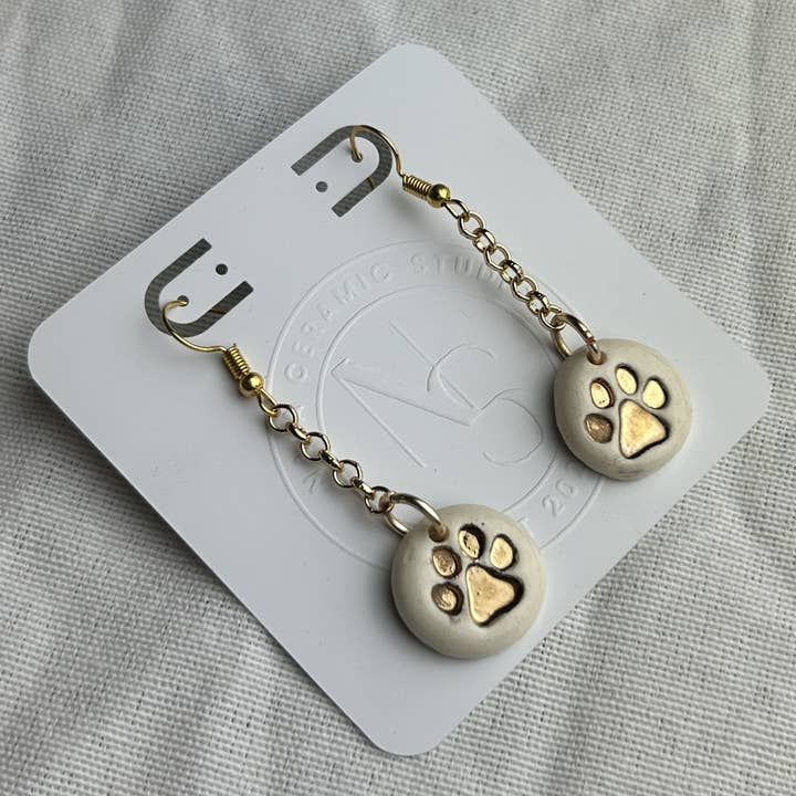 Pendientes colgantes con estampado de pata de oro hechos a mano para venta al por mayor de Nala Studio