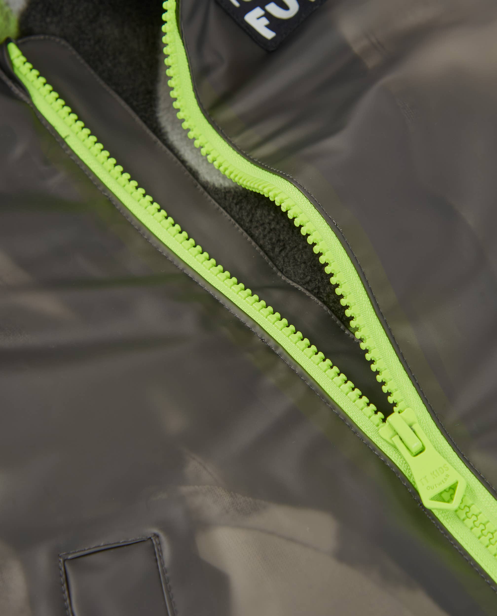 tuc tuc - Wholesale Raincoat - Kids - Children's raincoat with hood in black and green2