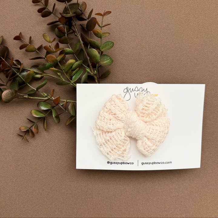 Laço de Creme Enrugado por atacado de Gussy Up Bow Co