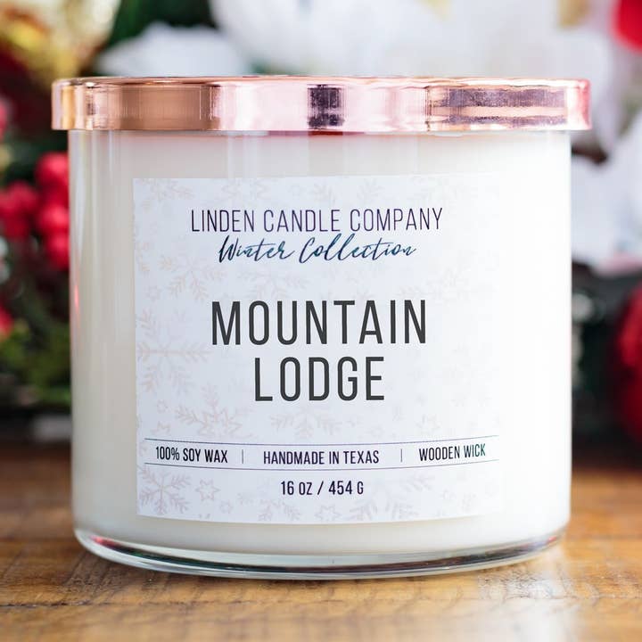 Candela stagionale in soia Mountain Lodge 454 g per inverno con coperchio in rame martellato per la vendita all'ingrosso da parte di Linden Candle Company