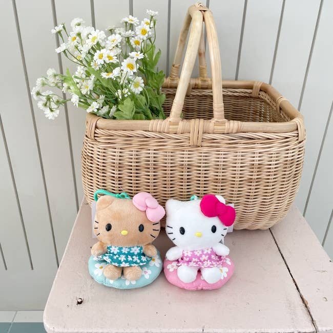 MOND HAUS - Wholesale Keychain - Women's - FROYO Keyring | Hello Kitty in Summer Tube Plush Doll Charm