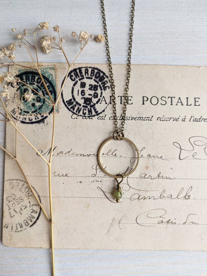 Collar de aro dorado con peridoto - gema verde y latón para venta al por mayor de The Magpie's Daughter