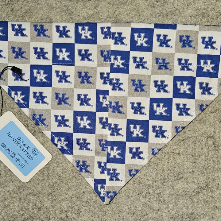 Vendbar slip-on krave med licenseret UK-stof for engroshandel hos DJS & K Handcrafted