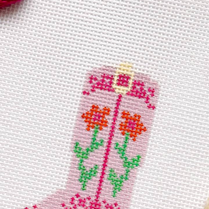 Cotswold Co Designs – Großhandel Kreuzstich-/Stickzubehör – Handbemalter rosa Cowboystiefel 3” Nadelspitze Leinwand 13 Mesh südliche Nadelspitze Leinwand Stiefel handbemalt1