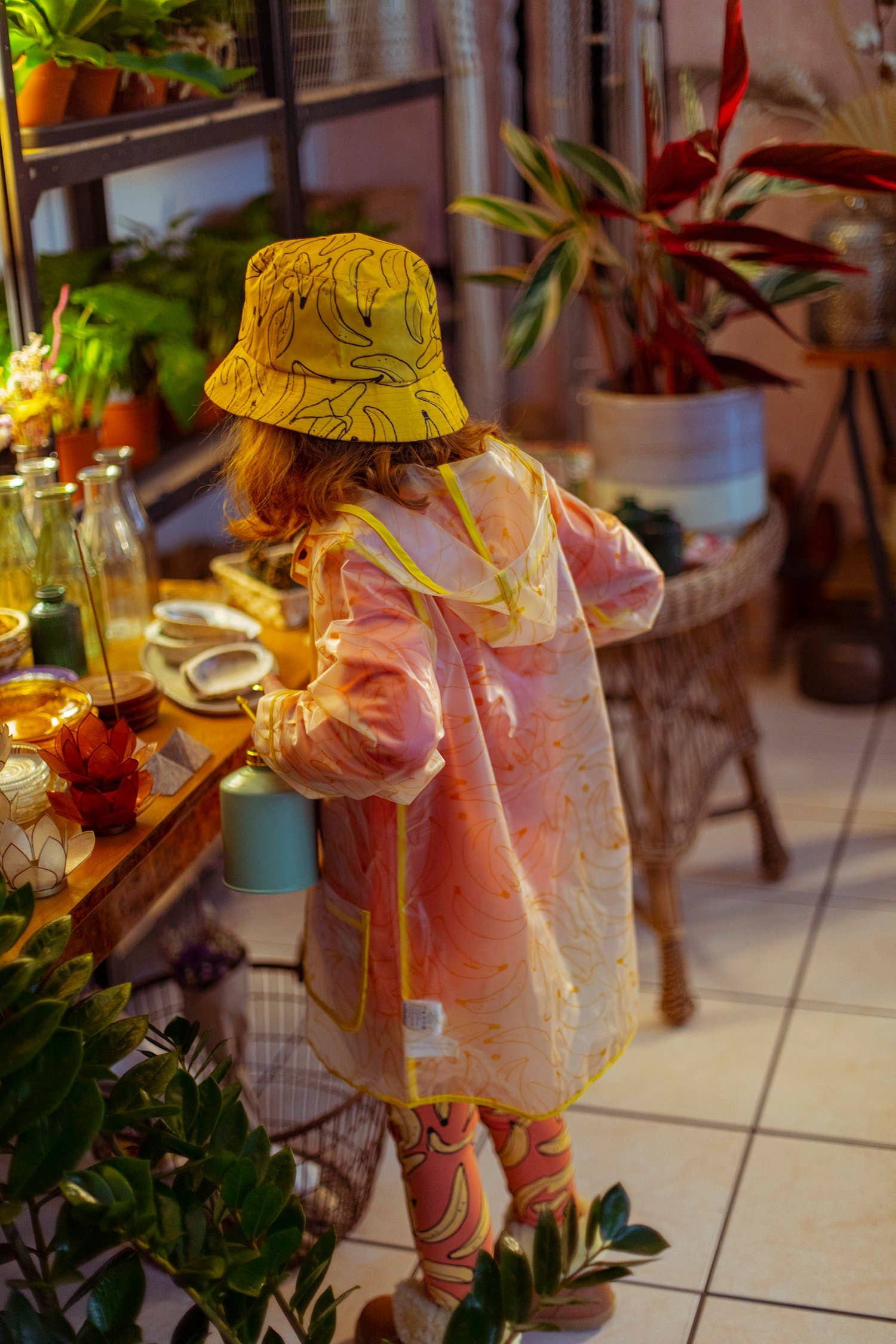 Indikidual – Engroshandel Regnfrakke – til børn – Bananprint Gennemsigtig regnMac med lommer2