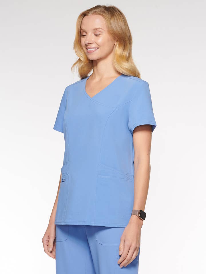 Aura Naturale – Großhandel Medizinische Berufsbekleidung – Damen – Korallenrote Damen-Mock-Wrap-Scrub-Top mit 6 Taschen (94003)13