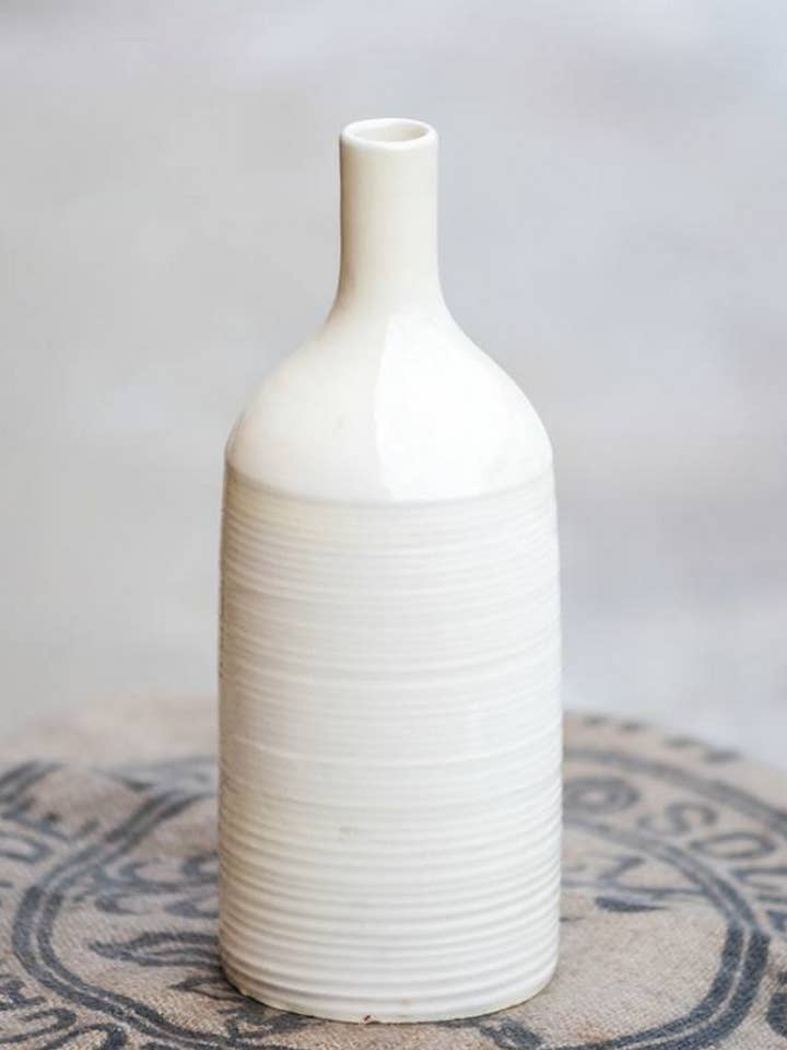 Handgedraaide en geglazuurde keramische fles in zacht wit voor wholesale door Cerámica Roca Caus