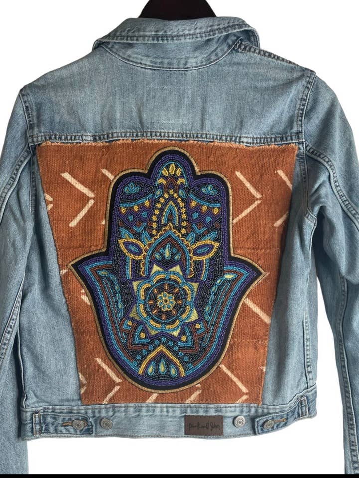 Veste en jean Hamsa perlée à la main sur tissu de boue africaine pour la vente par Pink and Silver