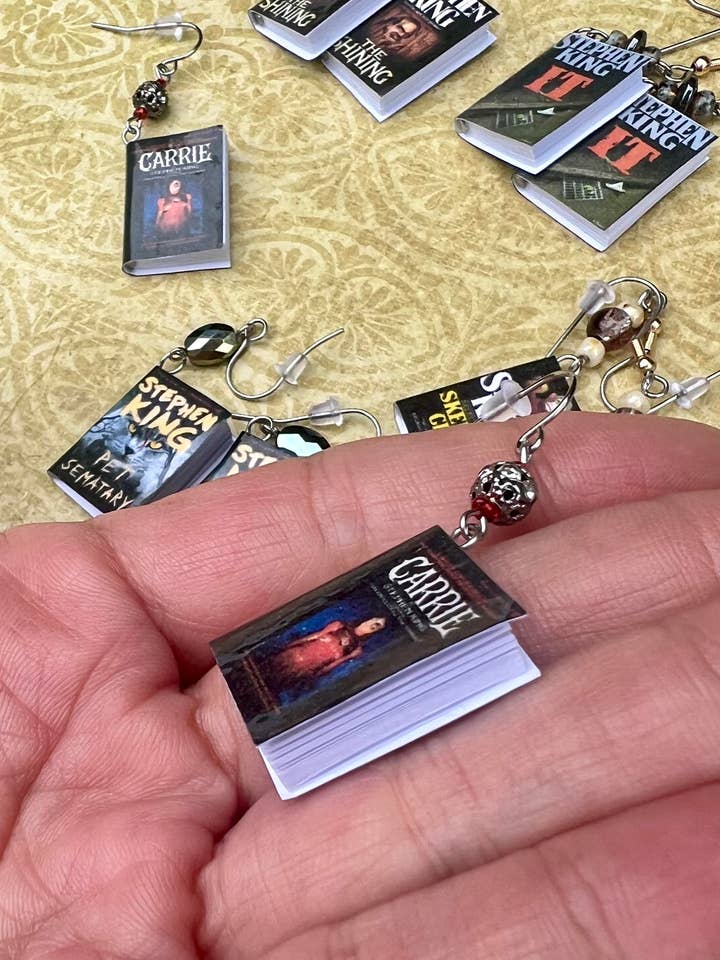 5 uppsättning skräckbokörhängen för wholesale av Little Shop of Lost Arts LLC